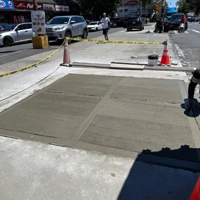 Acera de concreto nueva en la calle