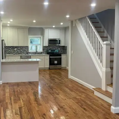 Cocina remodelada con gabinetes blancos
