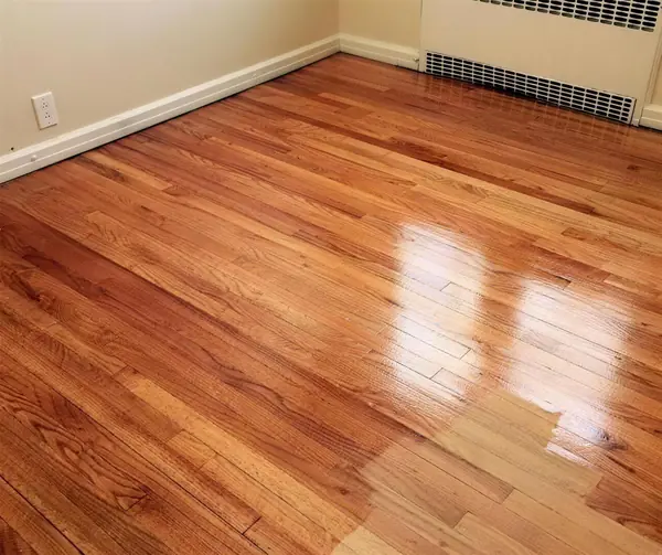 Piso de madera reparado y pulido