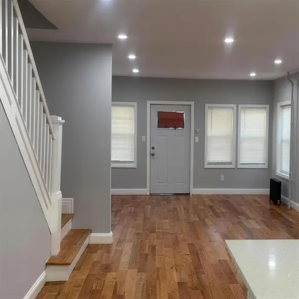 Sala remodelada con escalera