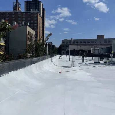 Techo plano con recubrimiento blanco recién aplicado