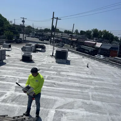 Trabajador sellando un techo plano