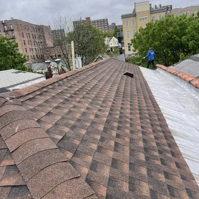Techo de tejas color café instalado por Ecua Roofing